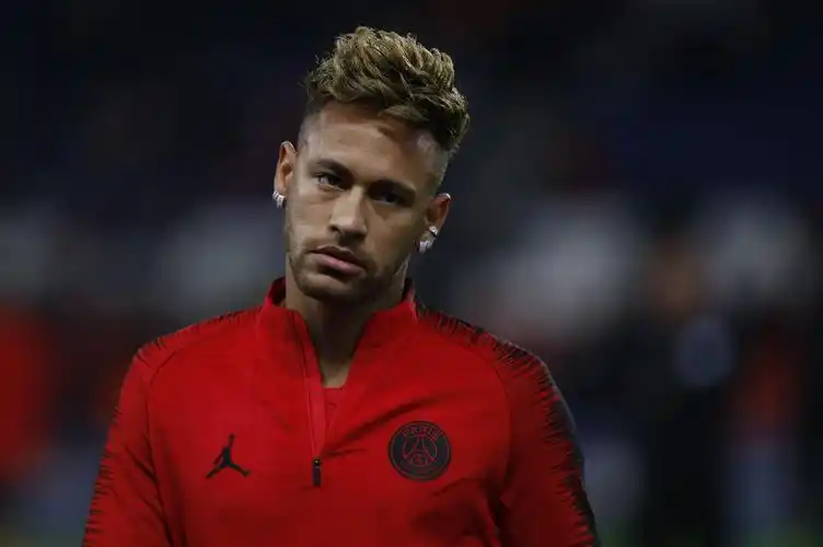 内马尔:本场比赛的裁判不尊重人