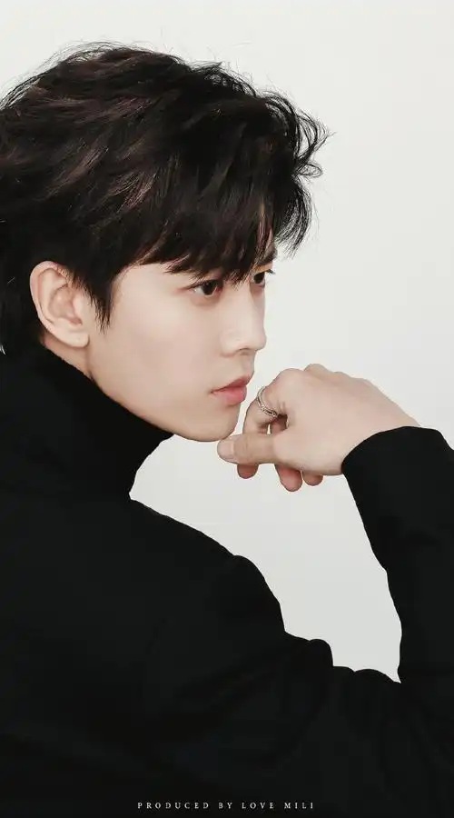 任嘉伦直播波纹西装造型##任嘉伦直播状态