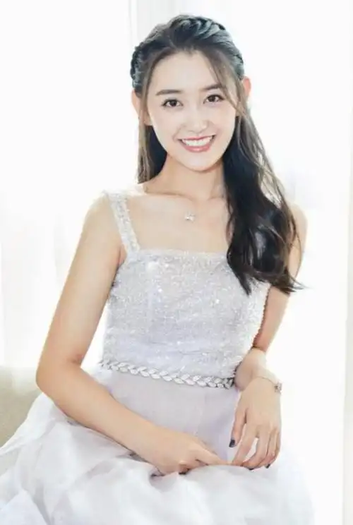 蒋依依是一个美丽的小公主,她穿着薄纱长裙气质优雅.