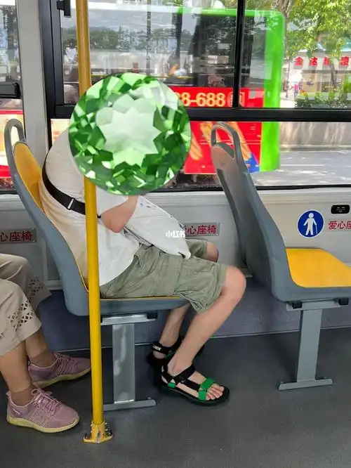在公交车上看到穿凉鞋的boy