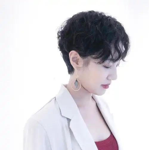 超短卷发造型
