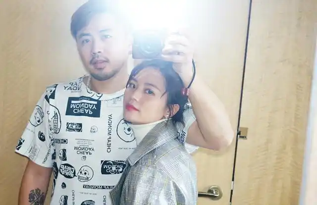 黄英曹帅全家福曝光俩萌娃高颜值实力抢镜夫妻感情恩爱如初