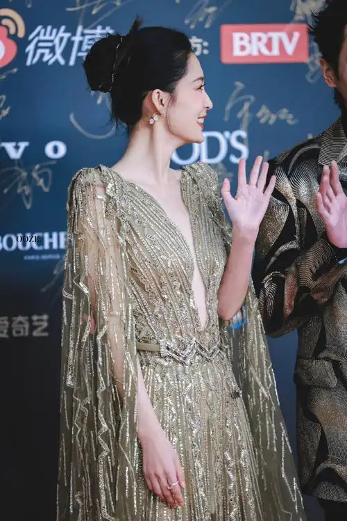 李沁体态##微博视界大会#20231205 红毯