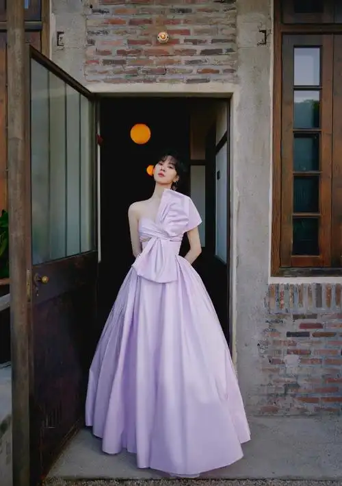 跟你走～一起看夕阳@郁可唯化妆:-@有耳造型-发型:@杨勇wowstudio礼服