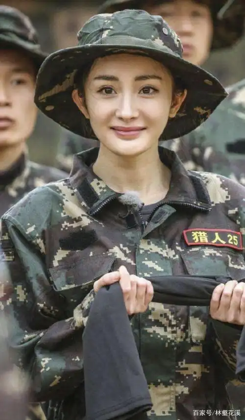杨幂穿上空军迷彩服的形象别样迷人