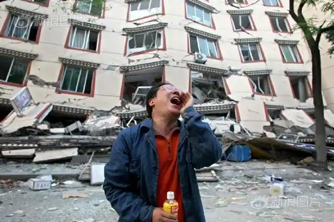 摄影|杨卫华图2:2008年5月12日,地震发生时,有6对新人在彭州白鹿书院