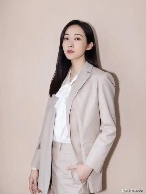 总之,韩雪是一位充满活力和才华的演员,她不仅仅拥有出色的外貌,还有