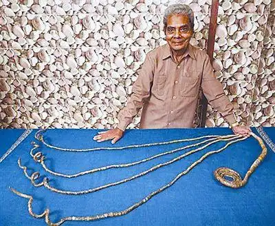 印度老翁左手指甲总长9米多(图)