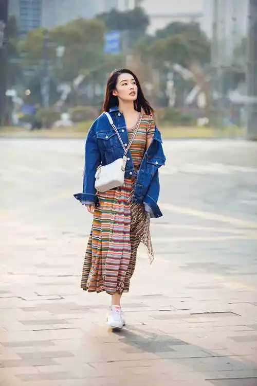 李沁初春长裙减龄街拍化身小鲜女亮眼夺目