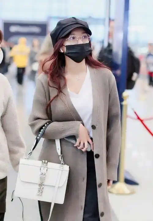 程潇清晨走机场一身大开叉长针织衫长腿依旧吸睛憔悴也时髦