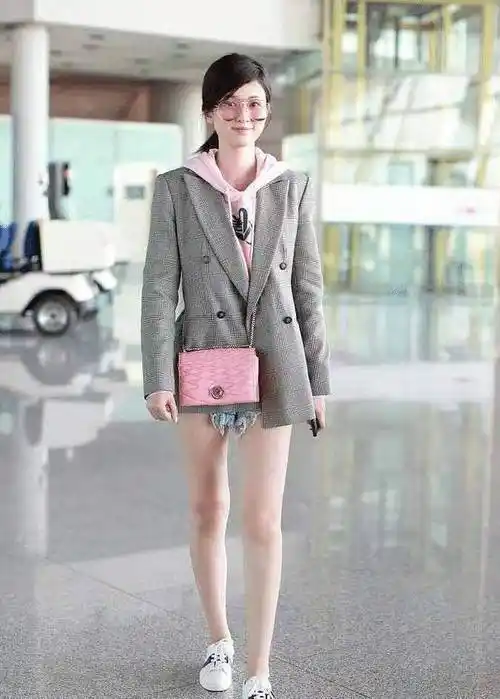 原创带货达人杨幂支持国货穿189小白鞋配卫衣时髦又洋气