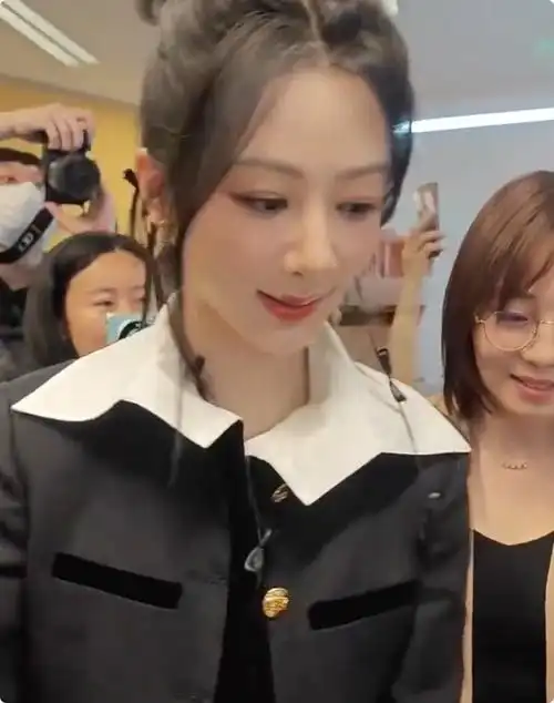 扫楼活动:杨紫的"发际线粉",松垮裤,也遮挡不住她的绝美颜值_腾讯新闻