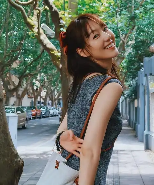 央视主持人王冠:与曹可凡传绯闻,被母亲催婚,38岁未婚也幸福