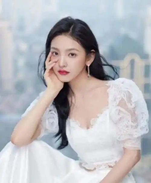 最后一位就是南笙,南笙也算是一名网红,在当时因为一组复古写真,所以