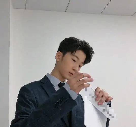 爸爸去哪儿七年后天天近照曝光西装配领带高富帅气质十足