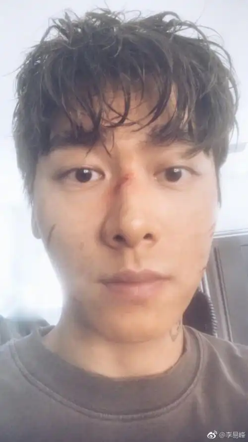 李易峰开启宠粉模式晒自拍撩粉 珍藏照全曝光(10)