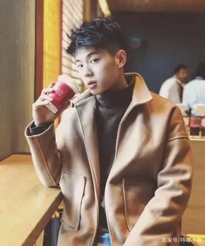 组图:长相英俊的小奶狗,对穿衣很有讲究的97年男生,太帅了吧!