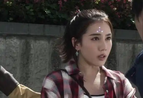 捷德奥特曼中的女主角鸟羽来叶也非常出彩,她长得很精致,扎起马尾来更