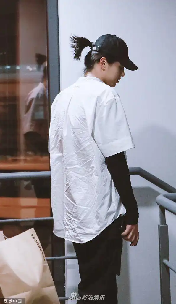 组图:吴亦凡扎小辫戴帽凹造型酷劲十足 和粉丝打招呼秒变小可爱