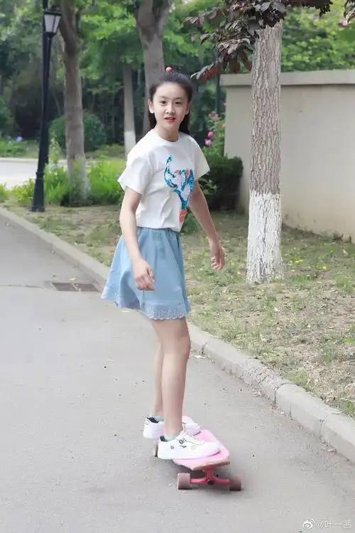 12岁森碟近照曝光,化身滑板元气少女大长腿抢镜