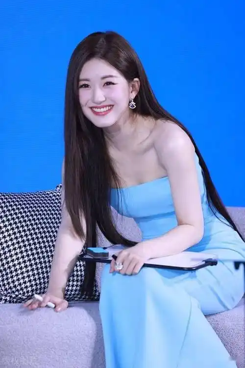 赵露思蓝色抹胸连衣裙 银色厚底鞋清纯干净_活动_广州