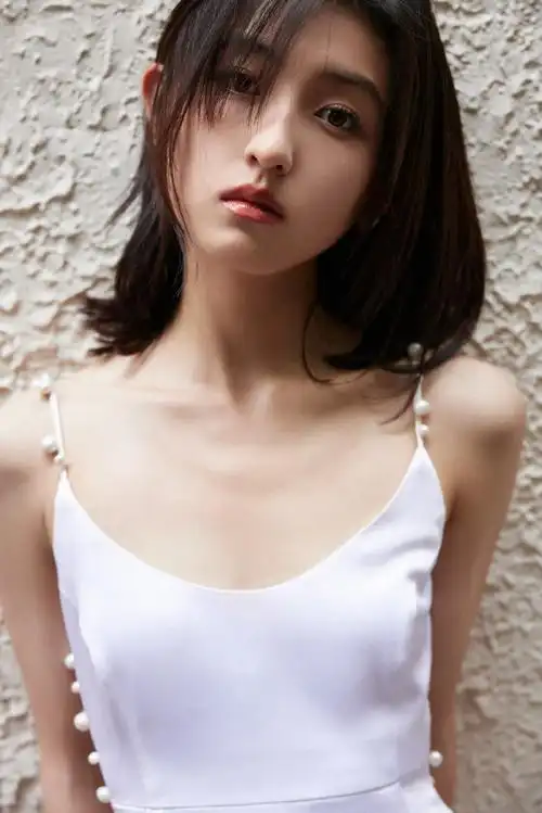 张子枫别再瘦啦##张子枫珍珠吊带裙#妹妹这组照片真的好绝,完美谑释