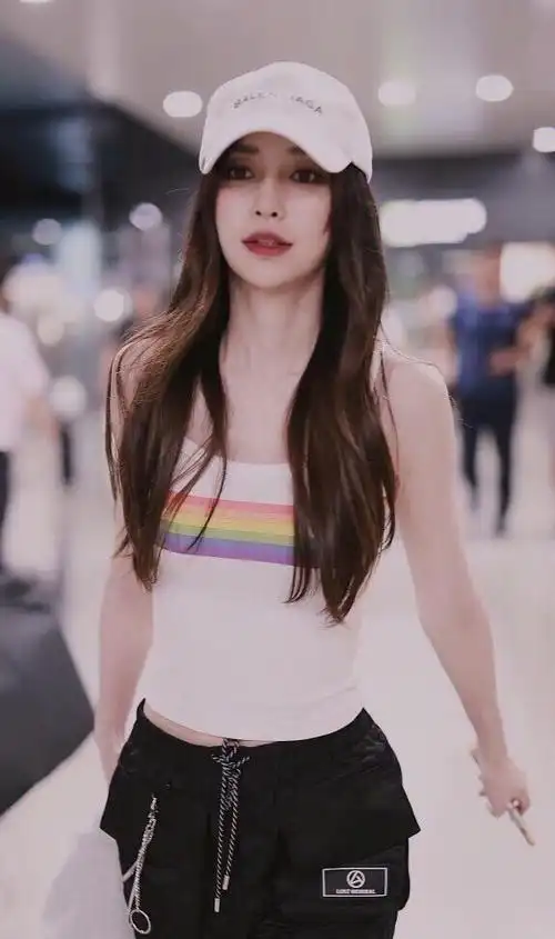 angelababy现身机场白t搭配粉裙少女日系浪漫无比