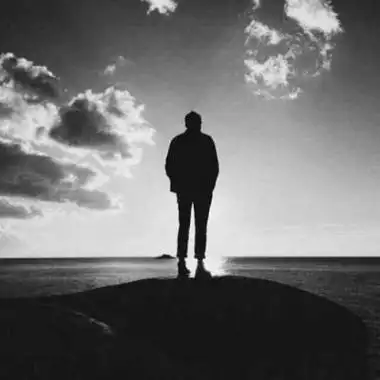 男生背影黑白头像伤感图片高清伤感孤单的男生背影图片头像