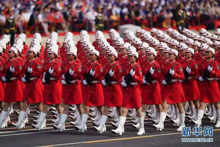 身高1米81配高筒靴:国庆阅兵女民兵方队颜值超高