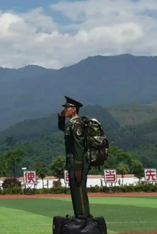 杨洋身穿军服敬礼,身姿笔挺