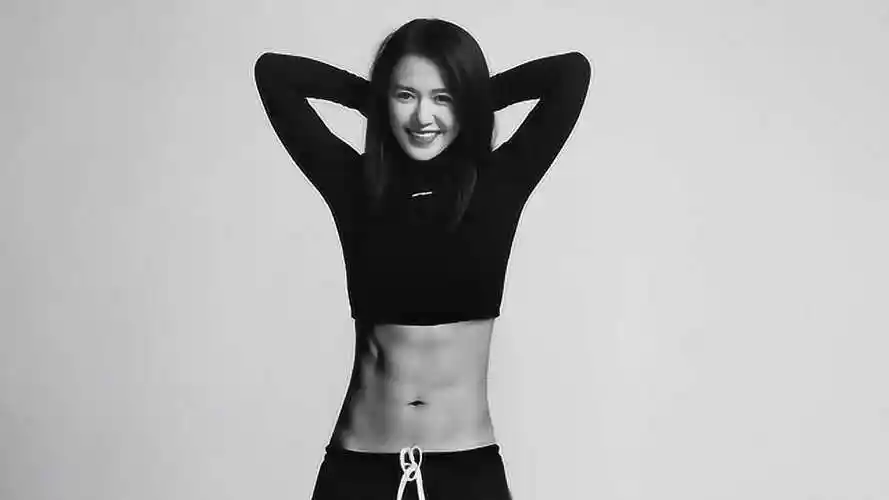 37岁谭维维大秀8块腹肌 对自己真的够狠