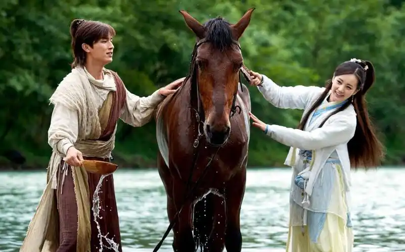 射雕英雄传新版降龙十八掌不是玩树叶子就是玩水,威力不复老版本