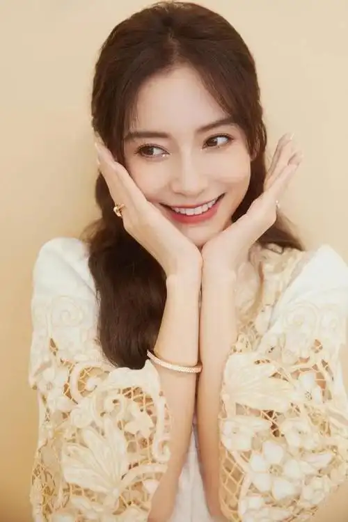 照片中,杨颖穿蕾丝白裙,搭配白色短靴,小波浪卷发,精致的妆容,秀出了