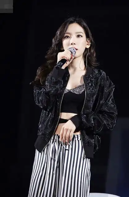 孟美岐早期满脸牛奶浇身照(孟美岐不染黄发的样子太幼齿!