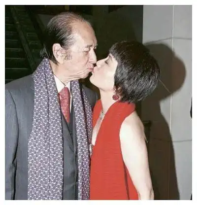 赌王旧照曝光,五官精致帅气,四房太太颜值相加都比不过一个利智