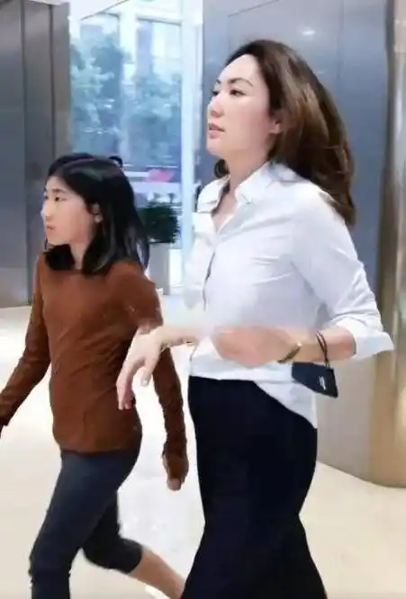 王千源一家三口罕见同框,妻子时髦气质好,网友:这父女俩也太像了