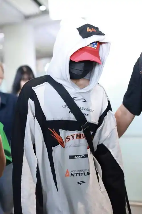 汪苏泷现身北京机场身着卫衣短裤休闲随性