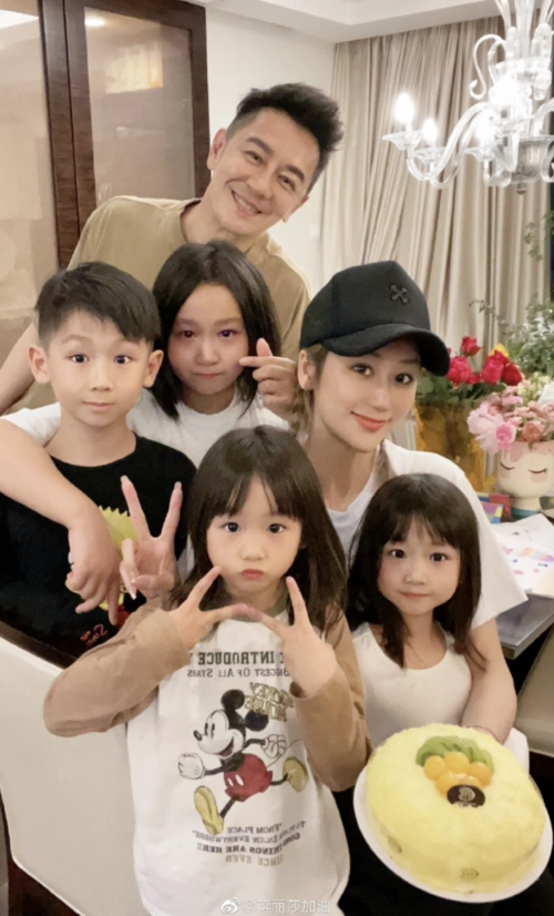 陈浩民结婚十周年妻子晒全家福一家六口五官一致疑似修图过度
