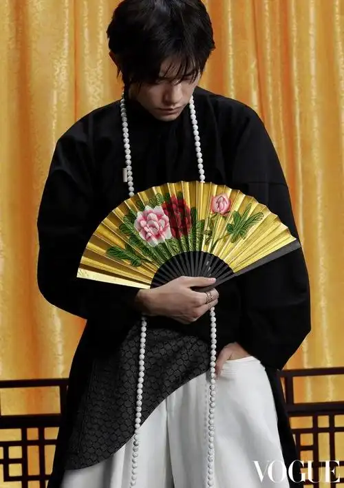 易烊千玺青衣服帅气照(易烊千玺京剧风大片别具魅力)(6)