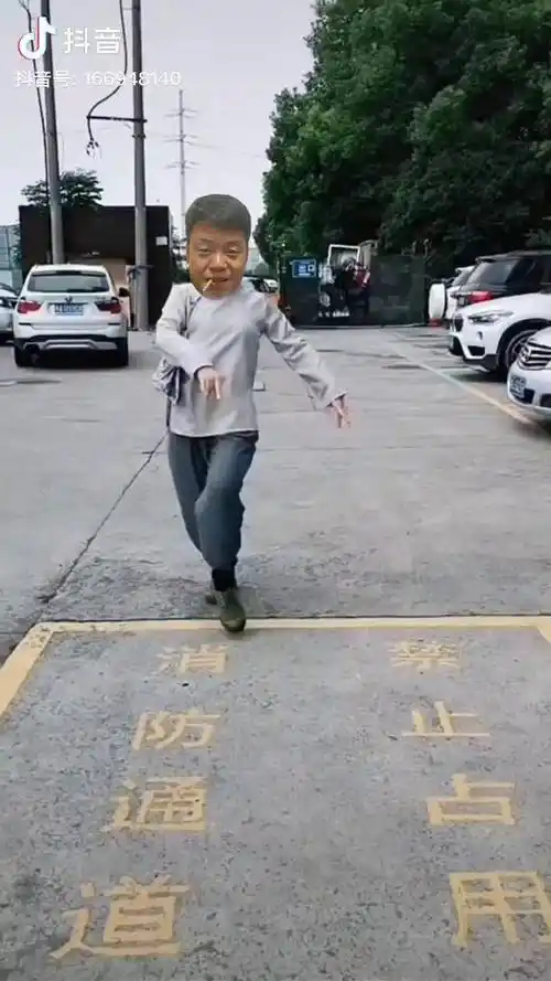 上热门六亲不认的步伐逗比仔的日常