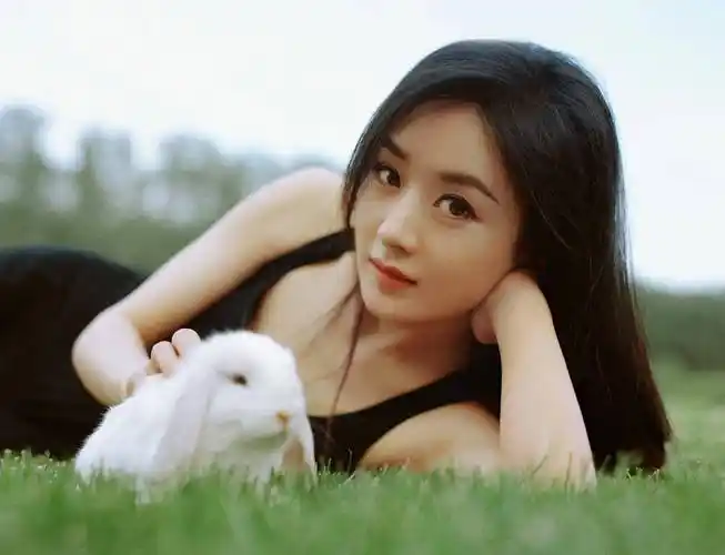 原创赵丽颖懒理婚姻传闻晒美照穿露背装秀蚂蚁腰腰线完美伤已痊愈