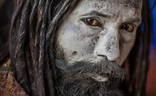 印度惊现食人族,他们用骨灰抹脸,还会举行吃人仪式!