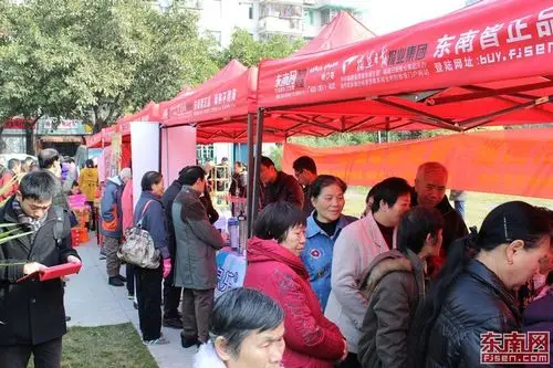 活动现场每个展位前都是人头攒动