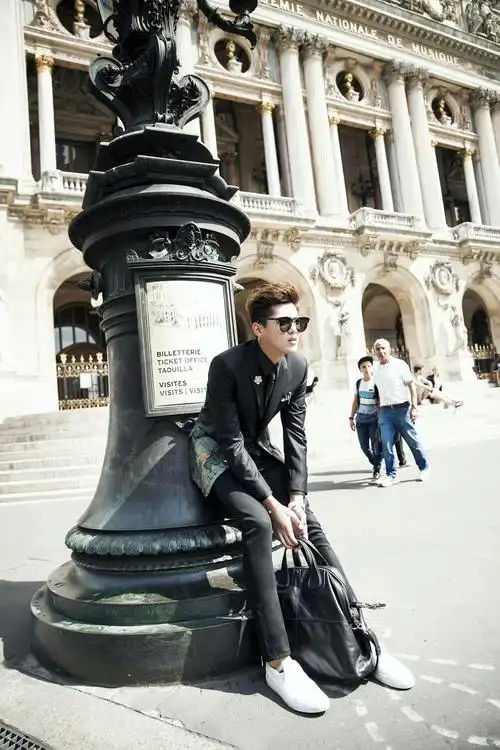 吴亦凡 巴黎男装周 givenchy 街拍 壁纸 来自微博