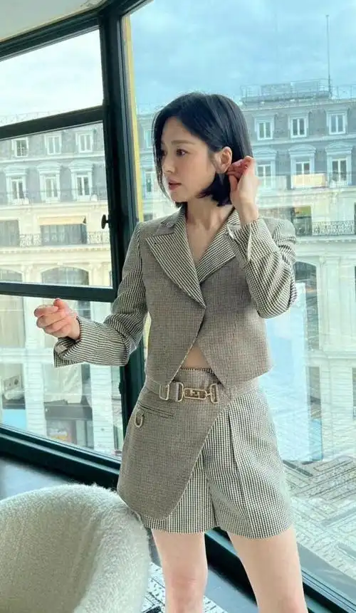 宋慧乔剪短发好俏皮穿二分裤大秀傲人比例女人味十足