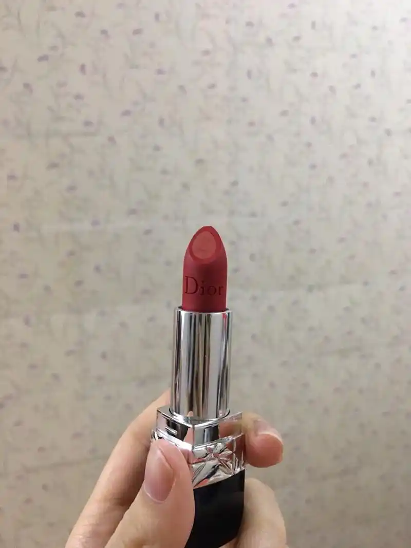 迪奥999烈焰蓝金 双色夹心 中间是珠光,旁边是哑光.