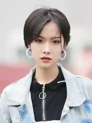 有女人味的短发发型干练女人味十足