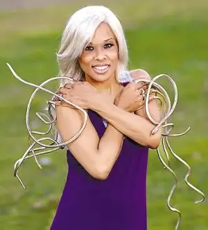 她的指甲像长藤(组图)