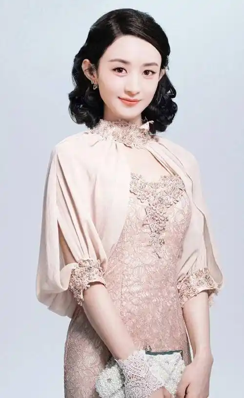 单身后的赵丽颖状态真好,穿白色国风旗袍温婉雅致,美得像画中人