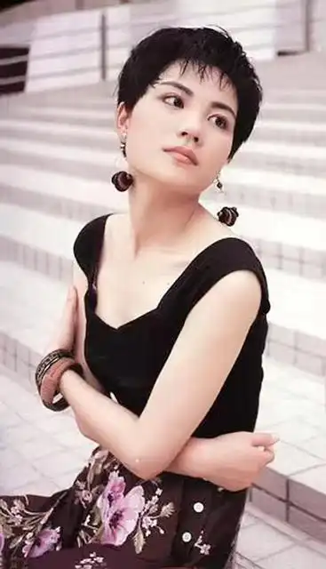 李亚鹏新女友晒美照,气质真的很王菲,李嫣国外过中秋